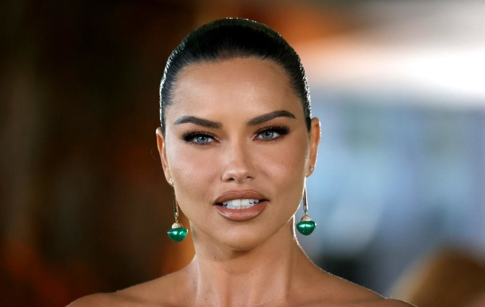 اطلالات ناعومي كامبل بظلال برونزية براقة