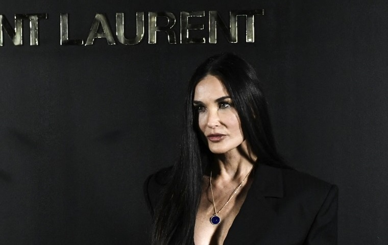 اطلالة Demi Moore بمكياج برونزي مع الخطوط المات البارزة على الجفون العليا للعينين