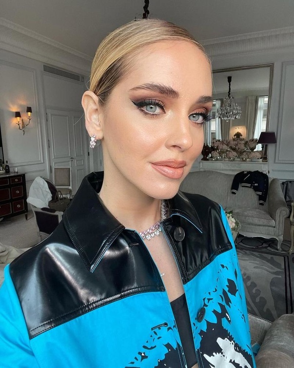 اطلالة Chiara Ferragni برسمات المكياج البرونزي مع الايلاينر الاسود المجنح