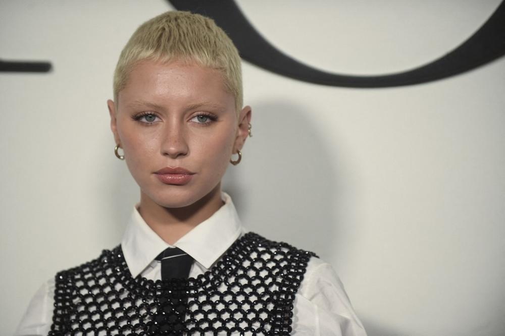 اطلالة Iris Law بمكياج طبيعي مع تسريحات ذكورية بارزة