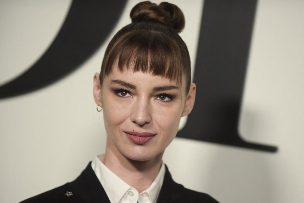 اطلالة Louise Bourgoin بمكياج اسود وتسريحات شعر الرفعة العالية مع الكعكة