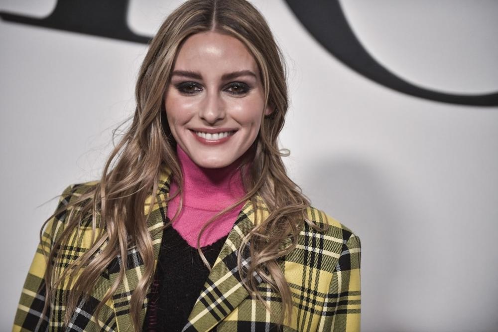 اطلالة Olivia Palermo برسمات المكياج السموكي الاسود القوي