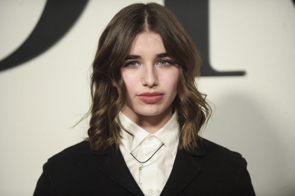 اطلالة Shana Chasman بمكياج طبيعي مع اضاءة الجهة الداخلية للعينين باللون الفضي