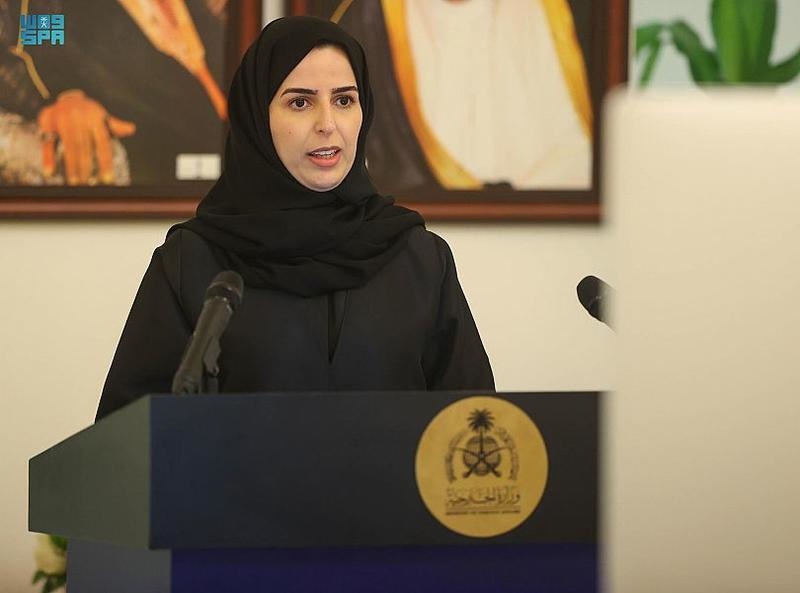 السفيرة إيناس الشهوان أثناء أداء القسم أمام خادم الحرمين الشريفين الصورة من وكالة الأنباء السعودية