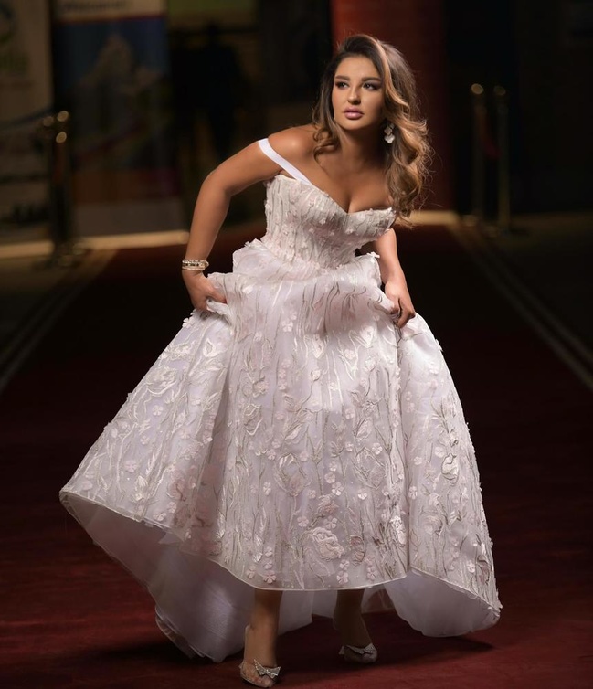 فساتين خطوبة باللون الابيض انستقرام@shathahassoun