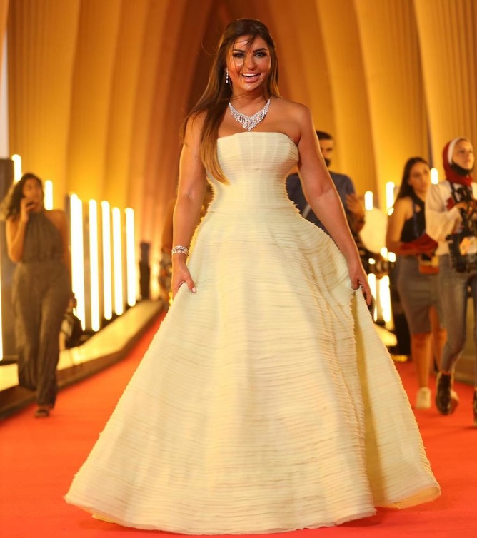 فساتين خطوبة باللون الاصفر انستقرام@shathahassoun