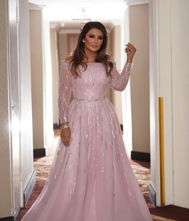 فساتين خطوبة باللون الزهري انستقرام@shathahassoun
