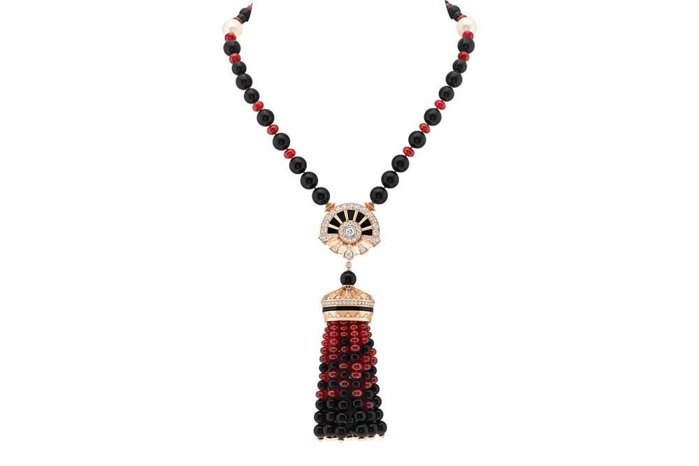 قلادة Eclipse Solaire من فان كليف أند أربيلز Van Cleef & Arpels