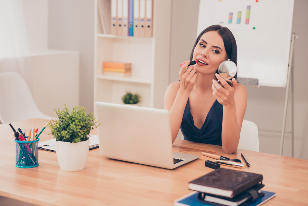 نصائح لاستخدام أهم مستحضرات تجميل في يوم المرأة العالمي