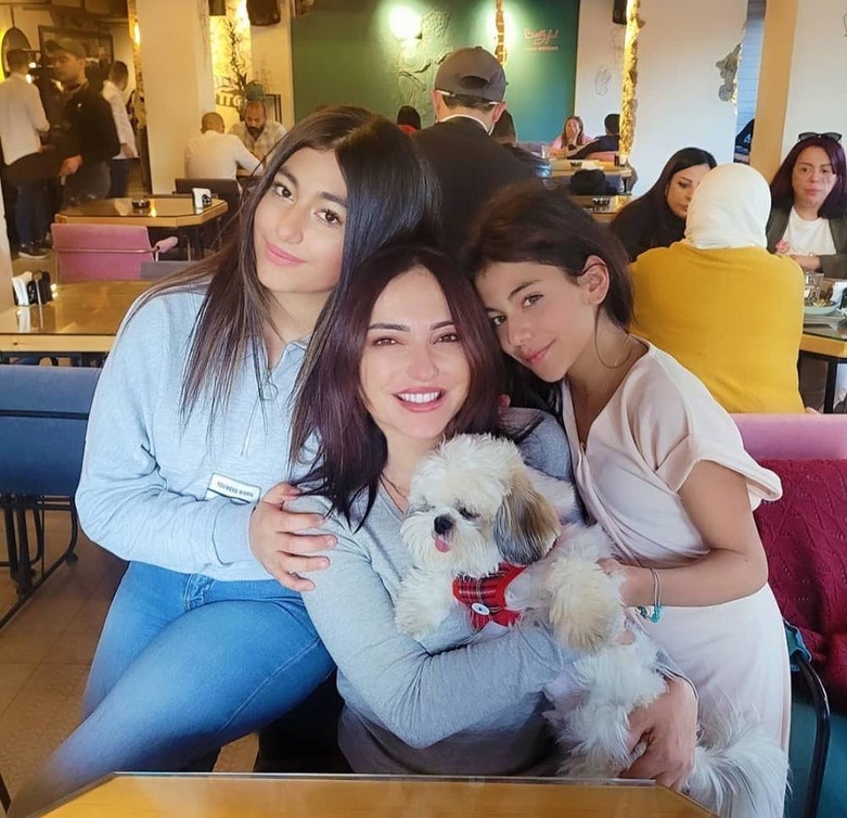 أمل عرفة مع ابنتيها سلمى ومريم