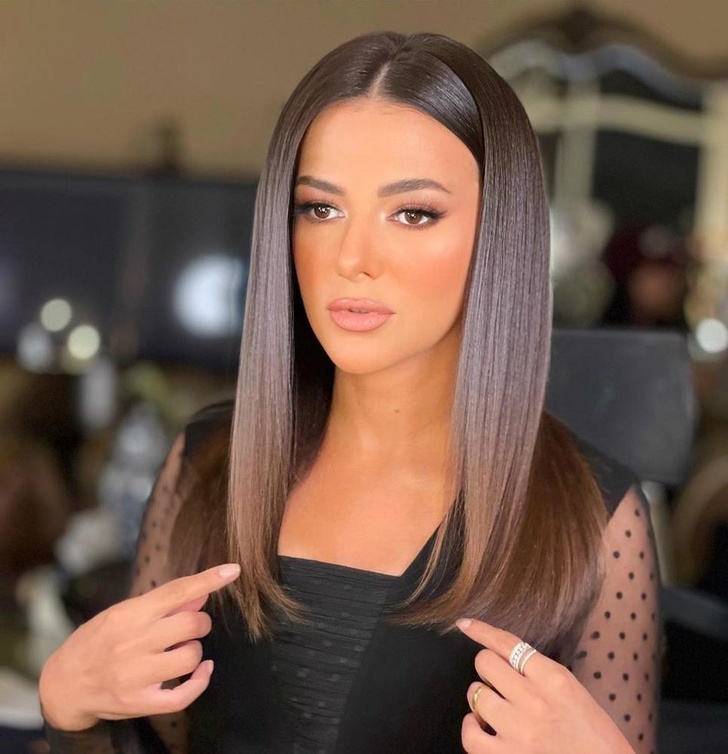 دنيا سمير غانم اعتمدت على الألوان الترابية البرونزية