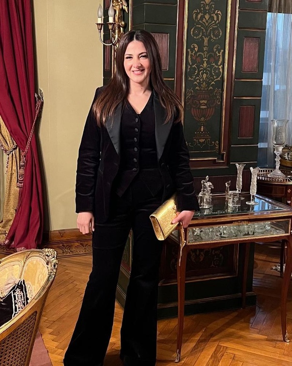 الفنانة دنيا سمير غانم تلغي متابعة هشام جمال