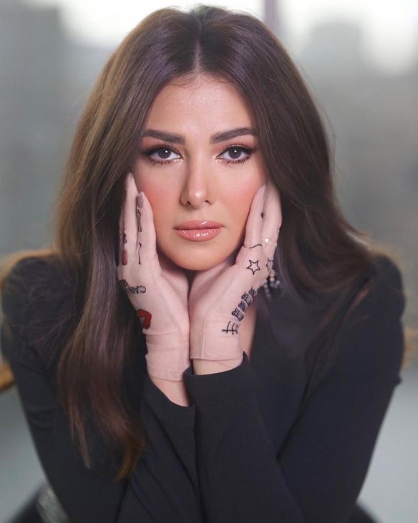 الفنانة دنيا سمير غانم في جلسة تصوير لها