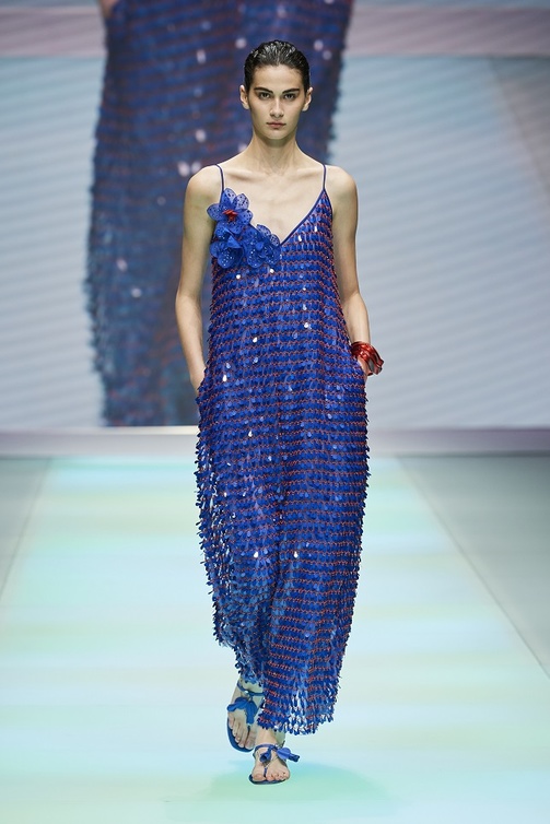 ألوان صيف 2022 المميّزة بتصميم الفساتين من Emporio Armani