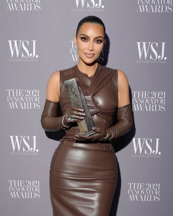 لكن يتأثر ستايل كيم أحيانًا ببعض الأحداث والتفاصيل العائلية التي تمر بها،