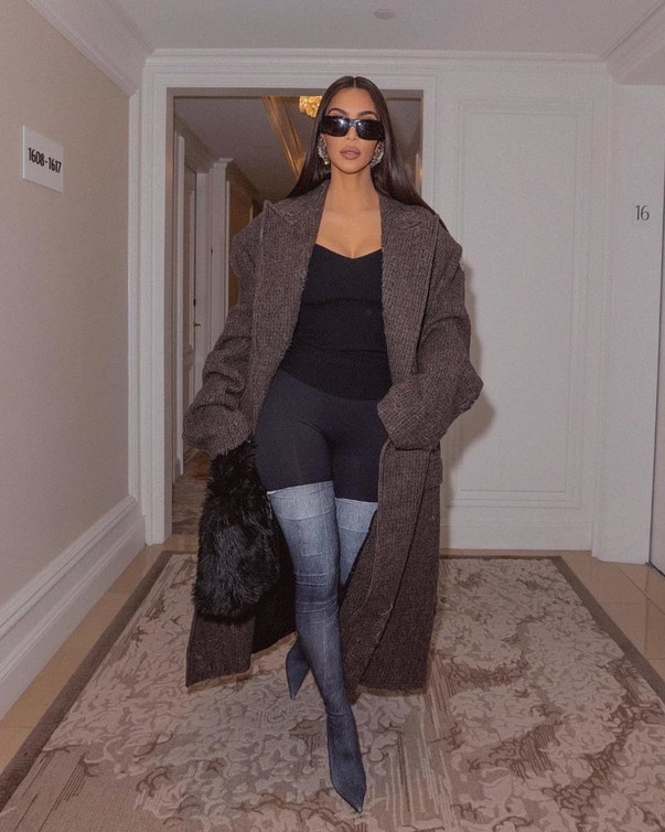 كما غلب على إطلالات كيم أيضًا الستايل العملي