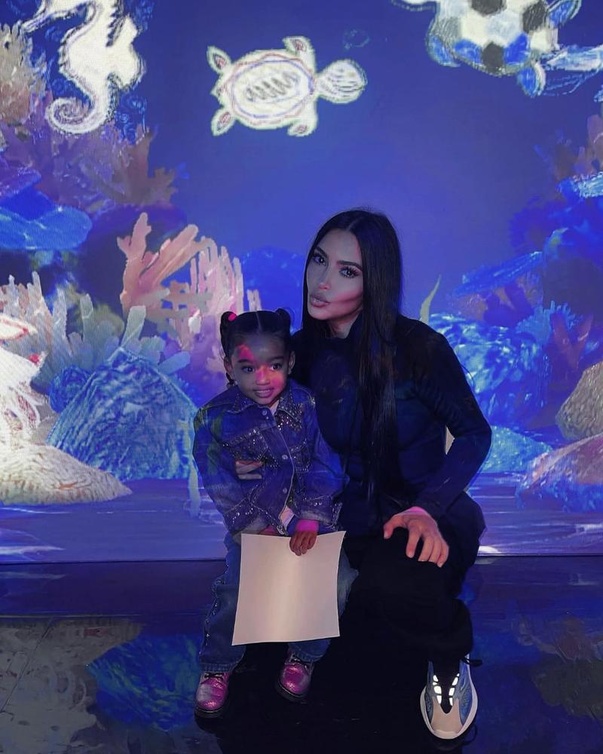 أبرز ما يميز إطلالات كيم بعد الطلاق أيضًا هو الظهور باللوك الواحد بألوان مختلفة