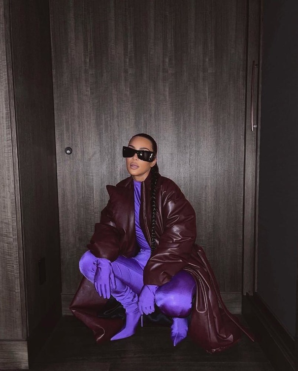 كانت إطلالات خامة الـ ليجن والجلد الأكثر انتشارًا في ستايل كيم بطابع عملي.