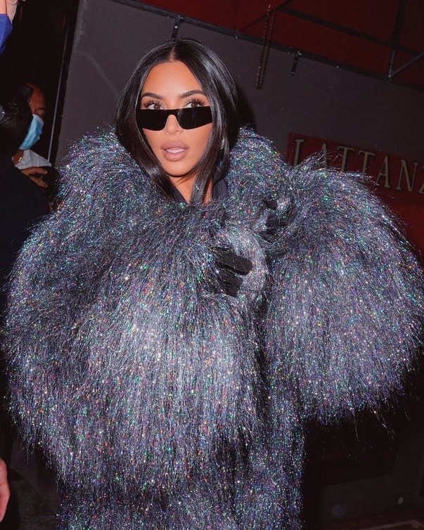 كيم كارداشيان تتفرد بستايل خاص بها