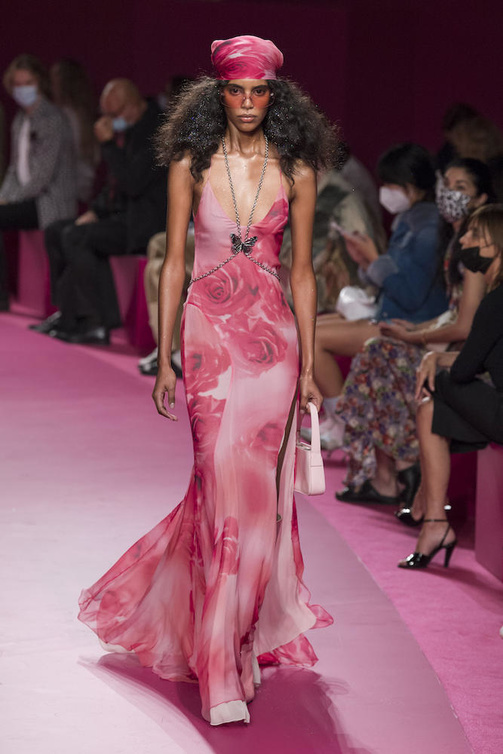 درجات الزهري أنثوي بفستان عصري وشبابي من تصميم Blumarine