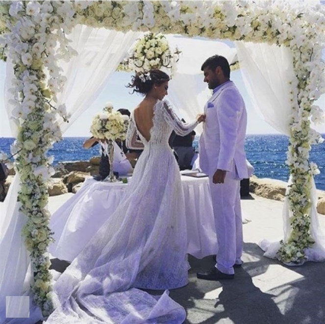 العروسان  في إطار مميز