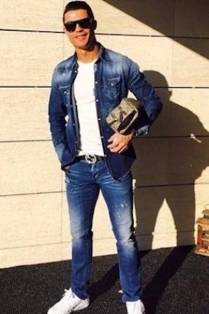 كريستيانو رونالدو Cristiano Ronaldo بسروال وجاكيت الجينز  