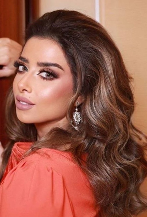 بلقيس فتحي تفضل المكياج الترابي الراقي