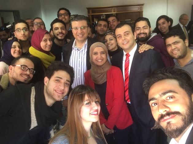 تامر حسني يساهم في تسجيل رقم قياسي