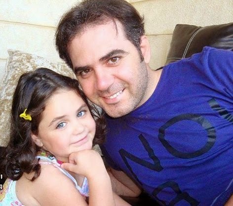 يدعم موهبة طفلته الغنائية ويرفض امتهانها للفن