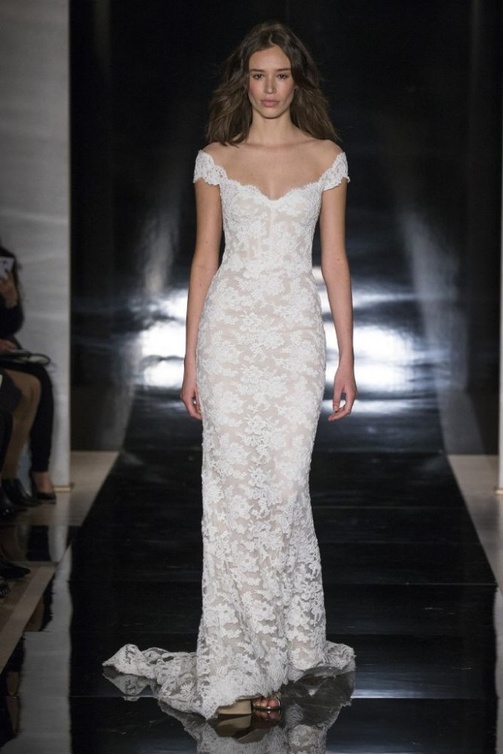فستان عرس بقصة ضيقة مكشوفة الأكتاف من ريم عكرا Reem Acra