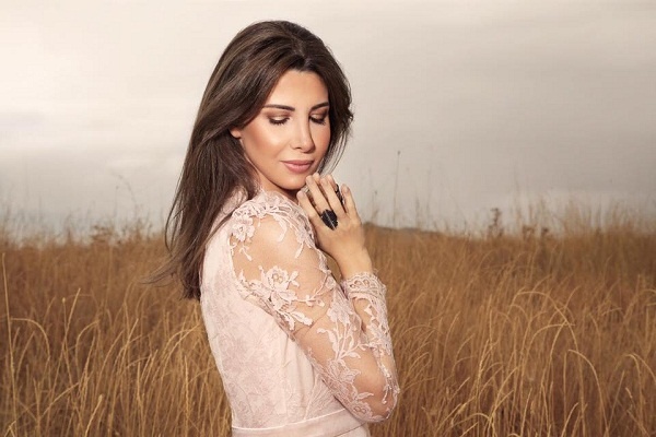 نانسي عجرم في صورة من بوستر البومها "حاسة بيك"