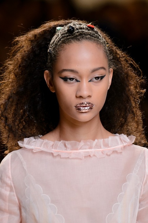 الوان احمر الشفاه الذي يناسب البشرة السمراء من فاندي Fendi
