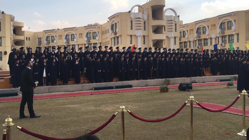 ابنة سامح عبد العزيز في تخرجها
