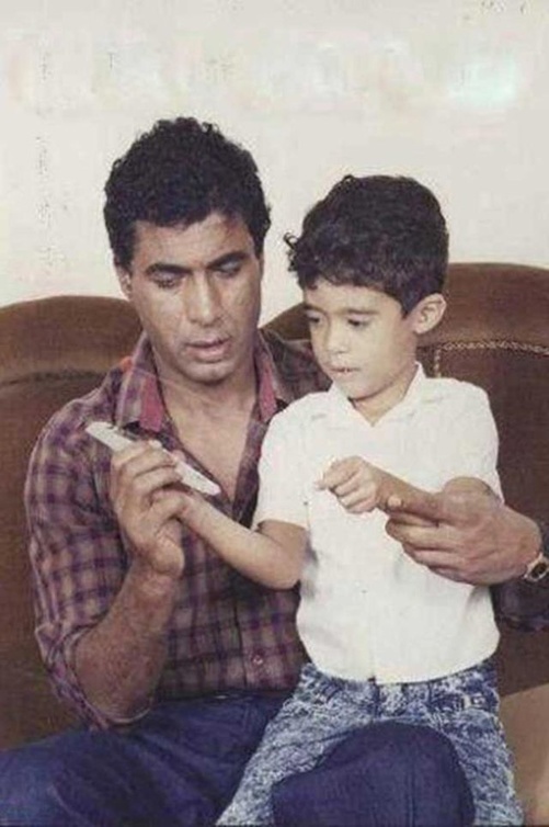هيثم زكي طفلا مع أبيه النجم الراحل
