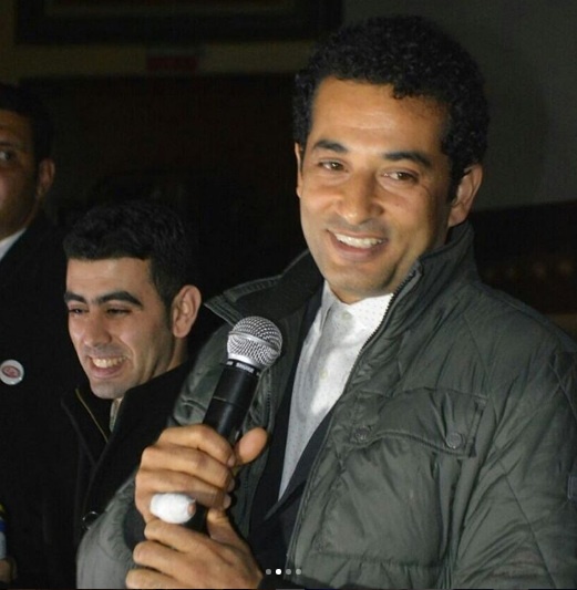 عمرو سعد يضطر لخلع باب الحمام داخل الفندق المقيم به