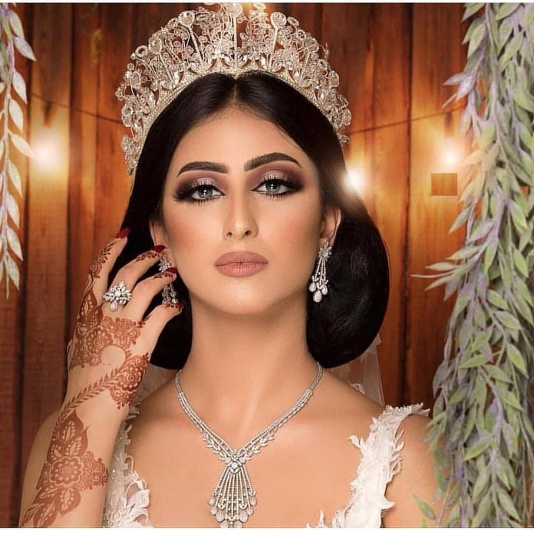 تسريحة ناعمة وانيقة للعروس