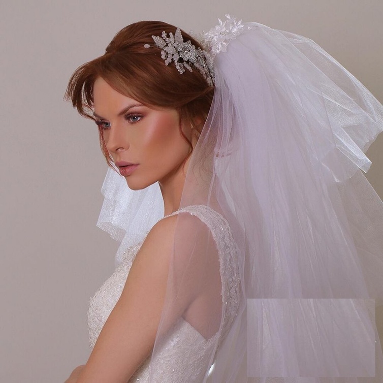 تسريحة رفع مع غرة ناعمة للعروس.