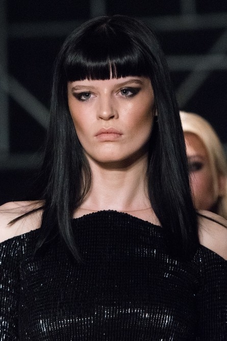 تسريحات شعر منسدلة مع الغرة الامامية من Julien Macdonald.