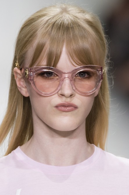 تسريحات شعر منسدلة مع الغرة الامامية من Versace