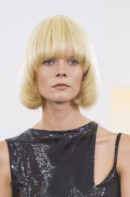 تسريحات شعر كاري مع الغرة الامامية من Guy Laroche