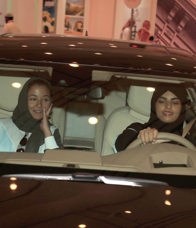 تجربة السيارة لأضوى وسارة