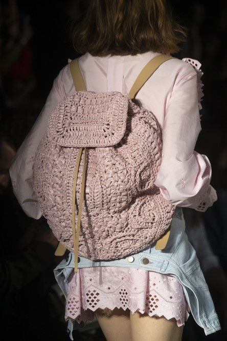 حقيبة ظهر كروشي ناعمة تعطي طابعاً أكثر أنوثة من Alberta Ferretti