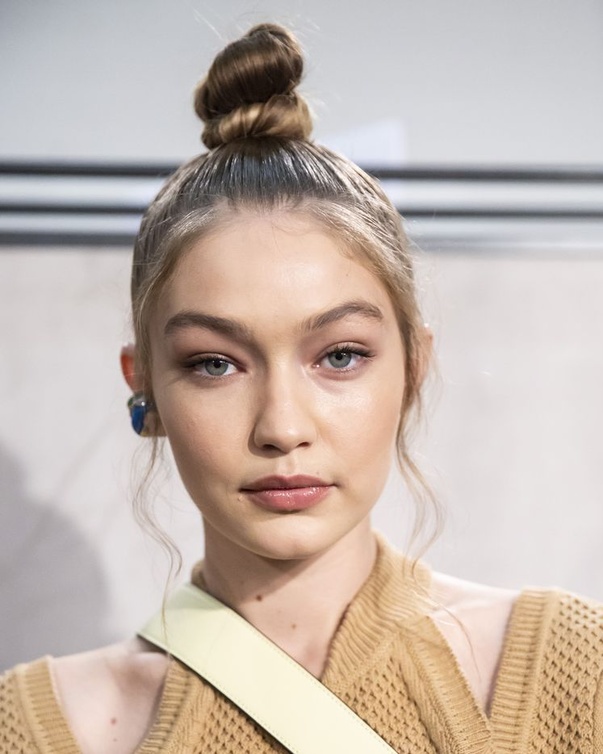 تسريحات شعر الكعكة مع الخصل المبللة من Fendi