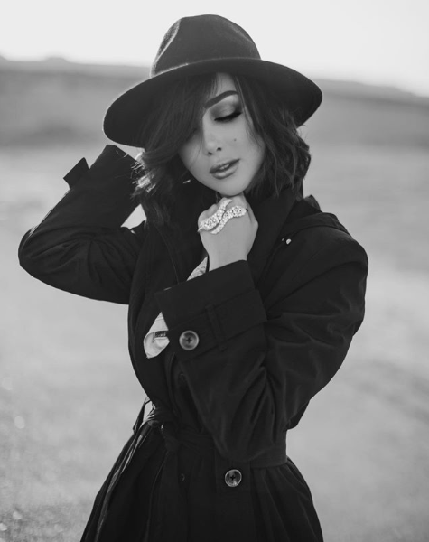 اطلالة جذابة وأنيقة مع لمسة مميّزة بالقبعة