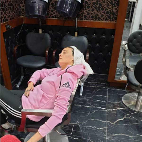 بشرى تنشر صورة لها وهي نائمة في صالون الكوافير