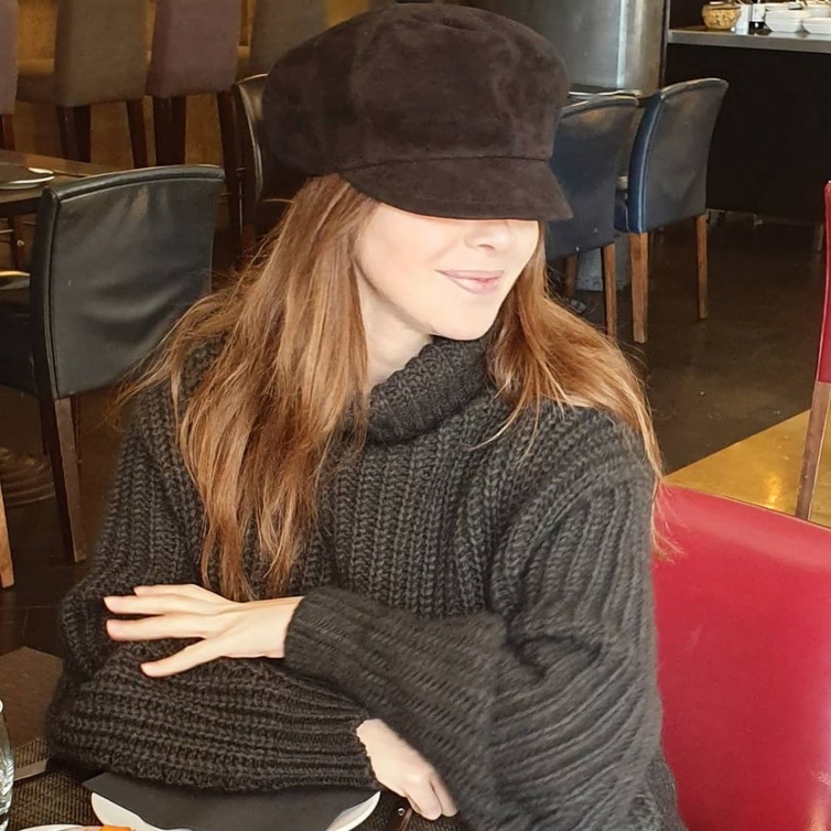 نانسي عجرم تخبئ عينيها بسبب الارهاق