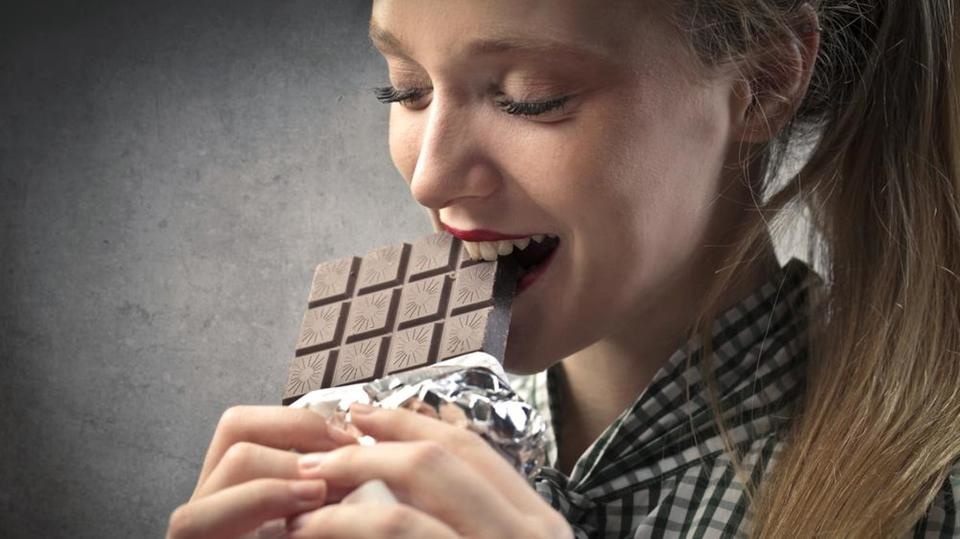 تناول الشوكولاته الداكنة مفيد لصحة القلب