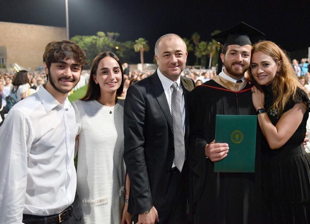 جوليا بطرس مع افراد اسرتها