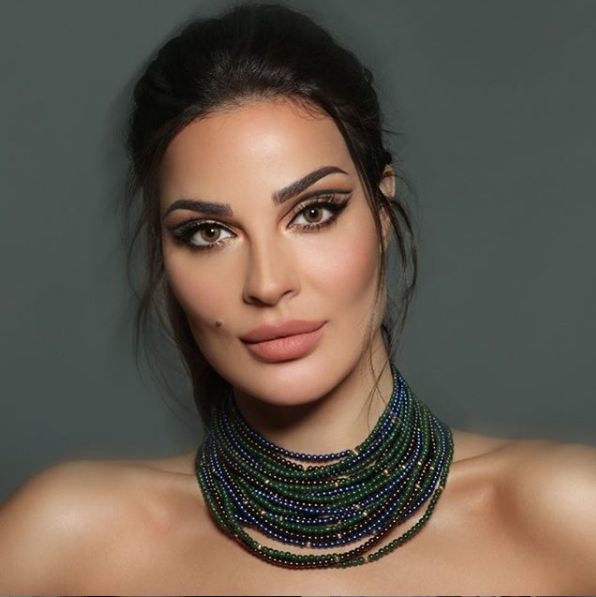 نادين نجيم ارتكز مكياجها على الايلانير المزدوج الدائر