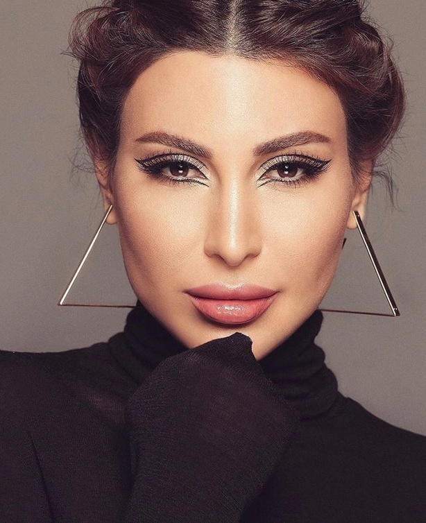 احدث صيحات النجمات الجمالية مع اطلالة النجمة يارا برسمات الآيلاينر الدائري